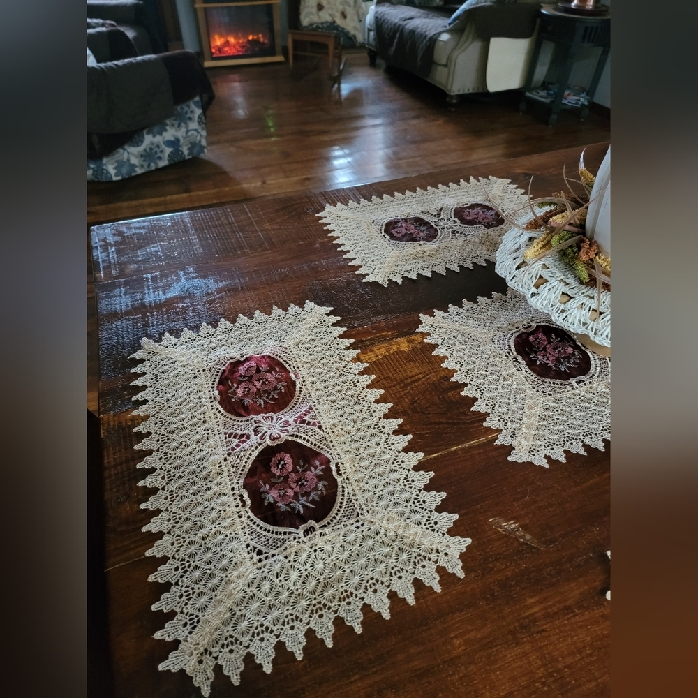 Victorian design placemats or doilies - Picture 3 of 8